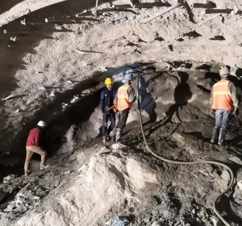 和政隧道拱顶带模注浆料，微膨胀注浆料的特点及施工工艺